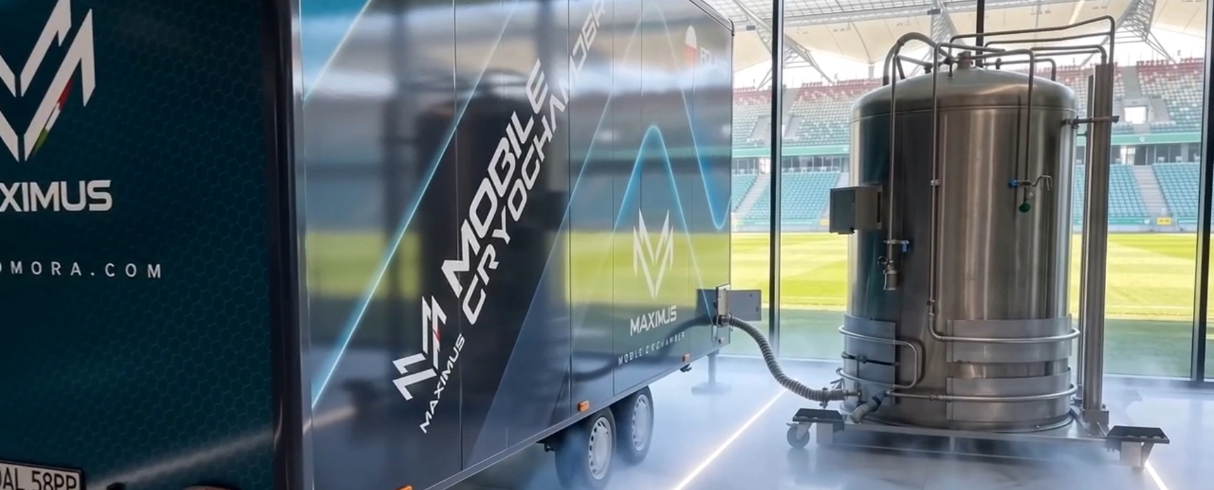 Mobilna kriokomora MAXimus na stadionie z modułem kriogenicznym